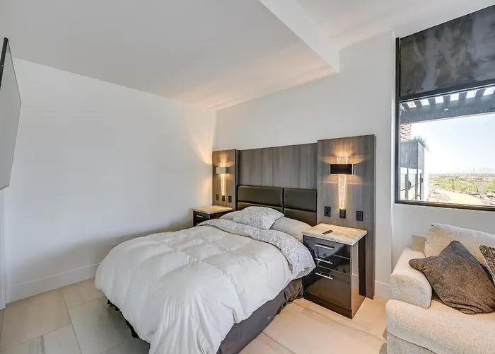 Near Trails! Mtn-view Couples Haven In Apartment