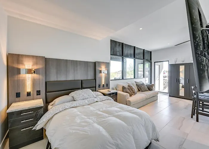 Near Trails! Mtn-view Couples Haven In Apartment