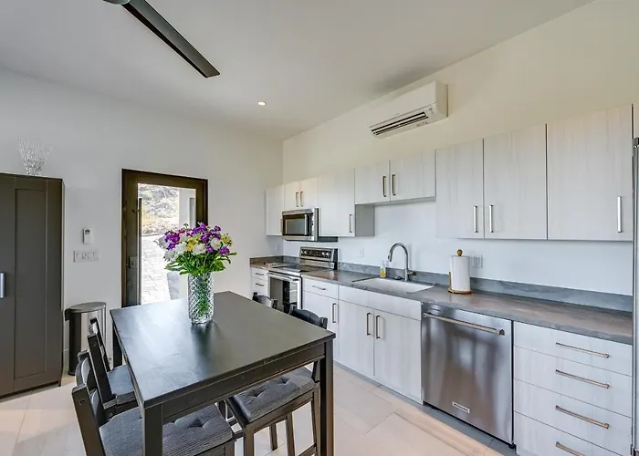 Near Trails! Mtn-view Couples Haven In Apartment