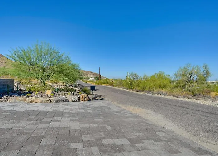 Near Trails! Mtn-view Couples Haven In Apartment